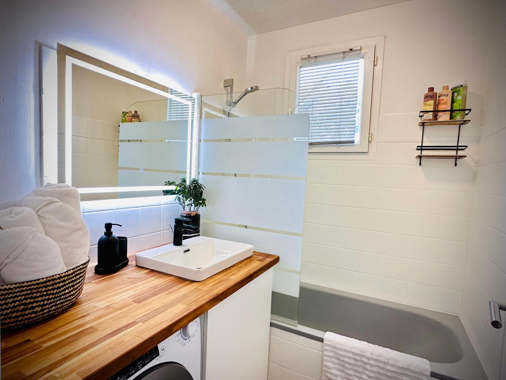 Apartment 40M2-Air Conditioning-Elevator-Underground Parking-Self Checkin! Appart Climatise 40M2-Ascenseur-Parking Souterrain -Arrivee Autonome Avignon Exteriör bild